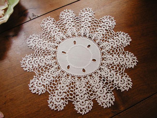 Superb round doily with Colbert embroidery and crochet lace