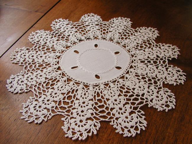 Superb round doily with Colbert embroidery and crochet lace