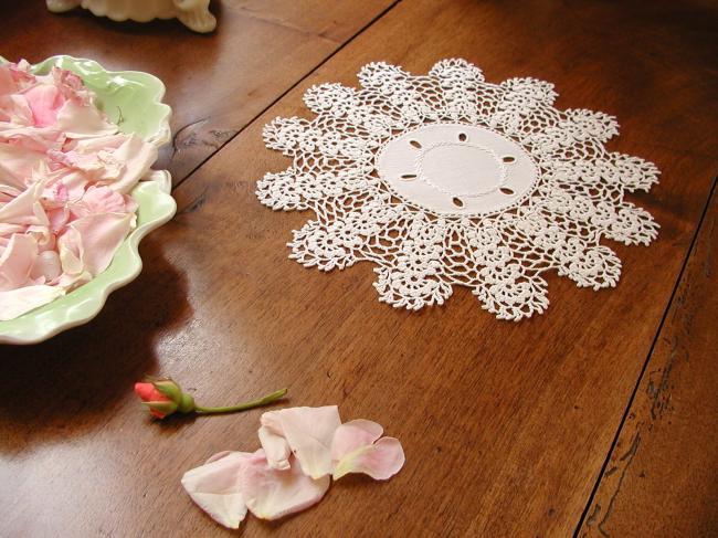 Superb round doily with Colbert embroidery and crochet lace