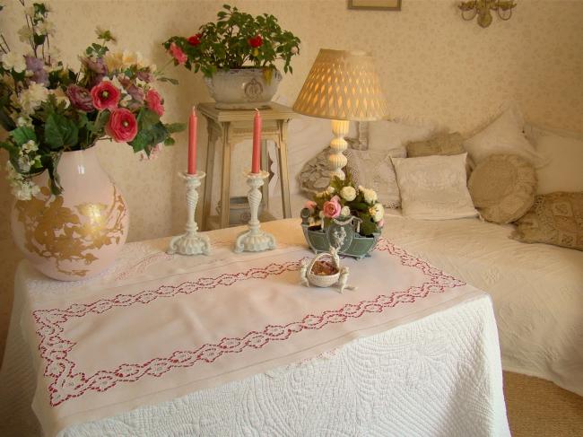 Superbe chemin de table en lin granité avec broderie de tulipes à la Richelieu