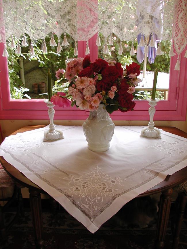 Wonderful tablecloth in fine linon of linen with open and raised white work 1880