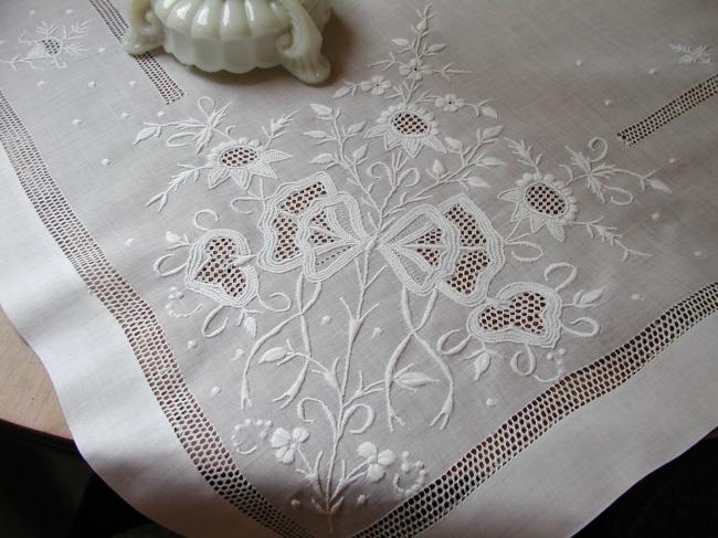 Wonderful tablecloth in fine linon of linen with open and raised white work 1880