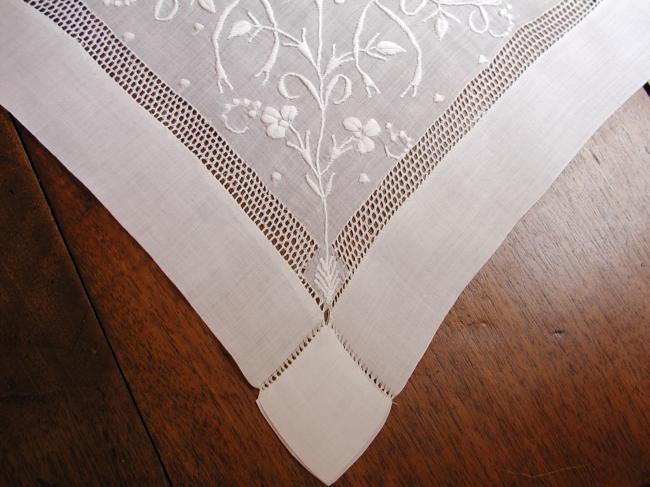 Wonderful tablecloth in fine linon of linen with open and raised white work 1880