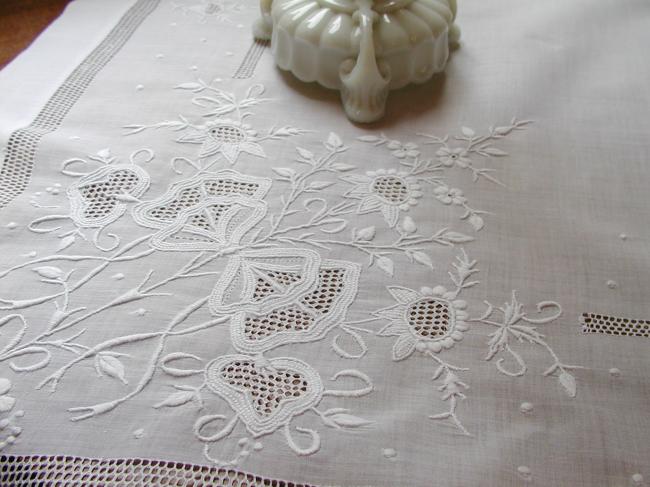 Wonderful tablecloth in fine linon of linen with open and raised white work 1880