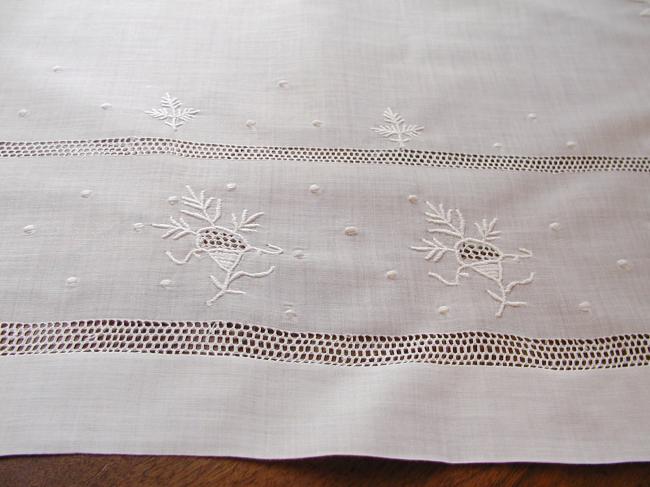 Wonderful tablecloth in fine linon of linen with open and raised white work 1880