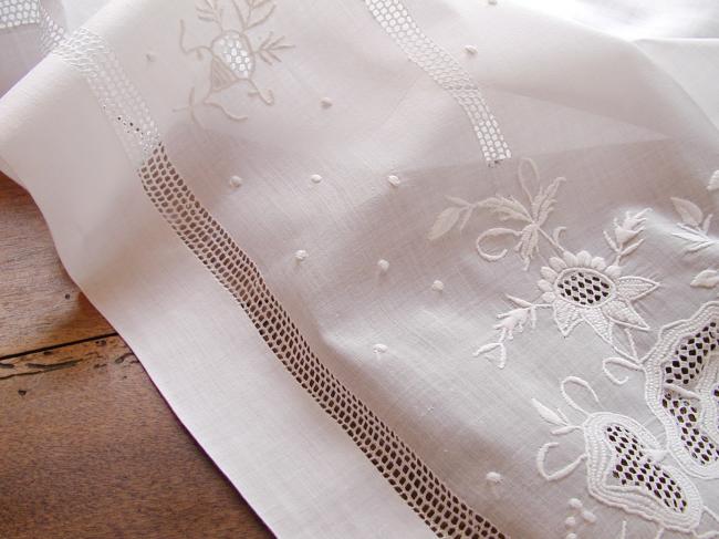 Wonderful tablecloth in fine linon of linen with open and raised white work 1880