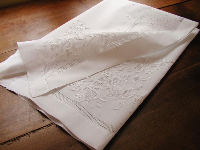 Wonderful tablecloth in fine linon of linen with open and raised white work 1880