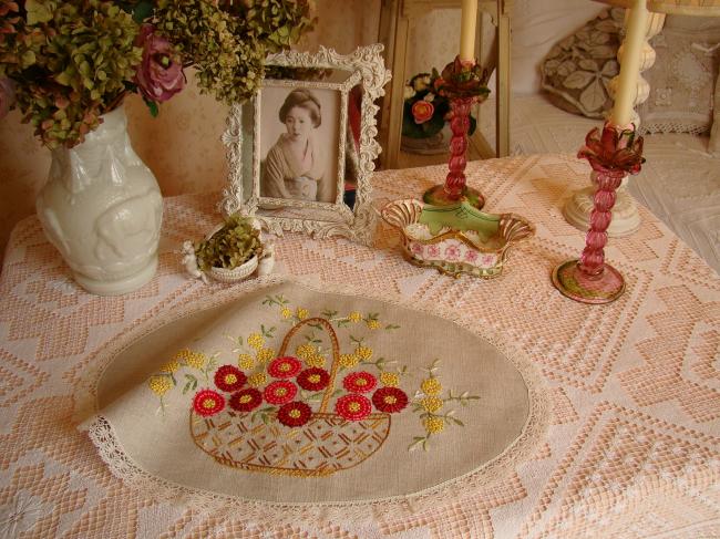 Très beau centre de table brodé d'un panier de fleurs et mimosa, petite dentelle