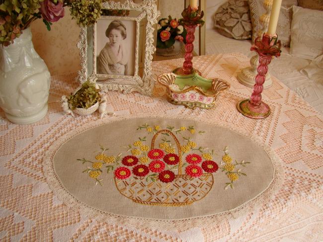 Très beau centre de table brodé d'un panier de fleurs et mimosa, petite dentelle