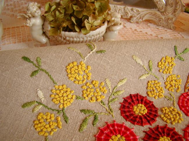 Très beau centre de table brodé d'un panier de fleurs et mimosa, petite dentelle