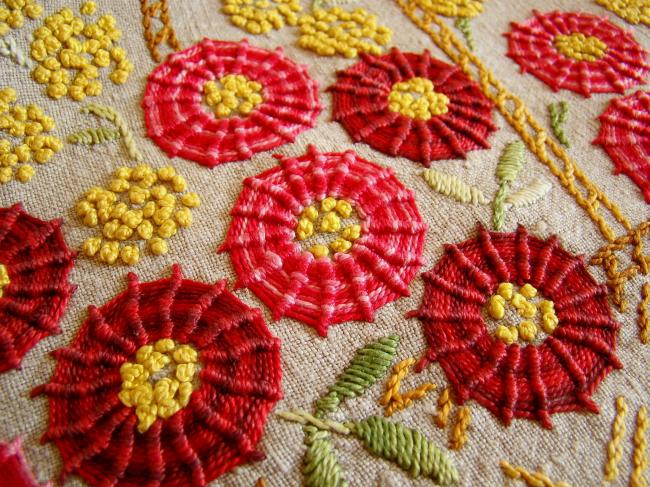 Très beau centre de table brodé d'un panier de fleurs et mimosa, petite dentelle