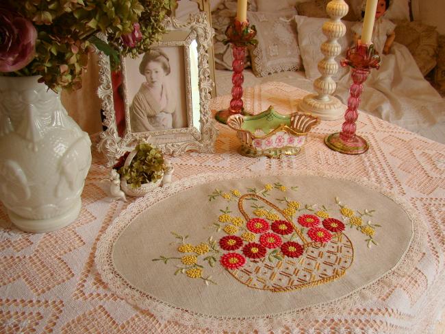 Très beau centre de table brodé d'un panier de fleurs et mimosa, petite dentelle