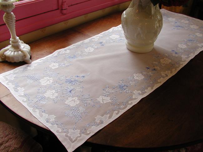 Merveilleux chemin de table en voile brodé de fleurs bleues & grappe de raisins