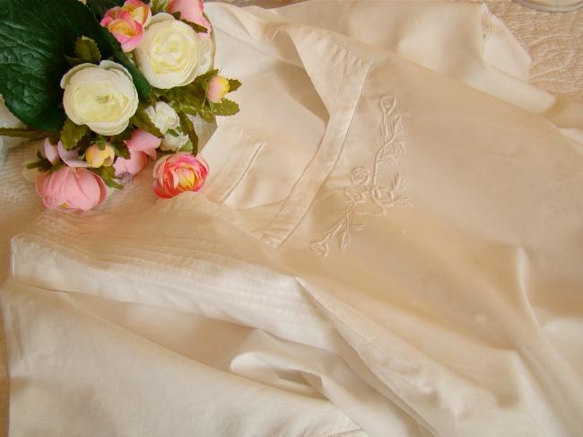 Grande chemise de nuit en batiste de coton et ornée d'une broderie de roses