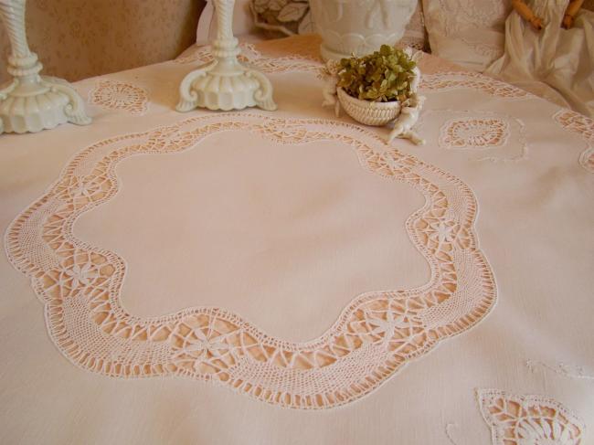 Merveilleuse nappe avec broderie blanche et dentelle de Cluny 1920