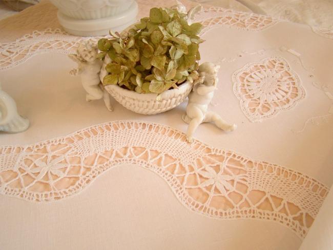 Merveilleuse nappe avec broderie blanche et dentelle de Cluny 1920