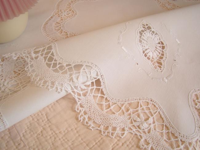 Merveilleuse nappe avec broderie blanche et dentelle de Cluny 1920