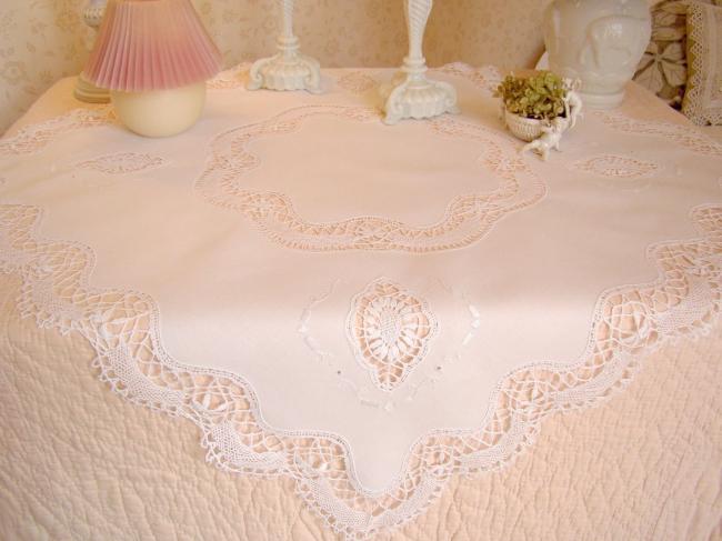 Merveilleuse nappe avec broderie blanche et dentelle de Cluny 1920