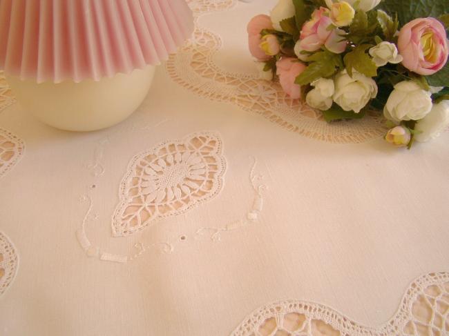 Merveilleuse nappe avec broderie blanche et dentelle de Cluny 1920