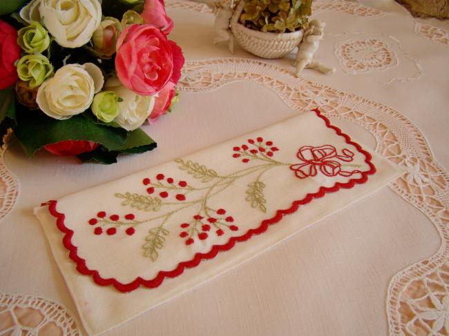 Charmante pochette range-serviette brodé de fleurs en broderie rouge