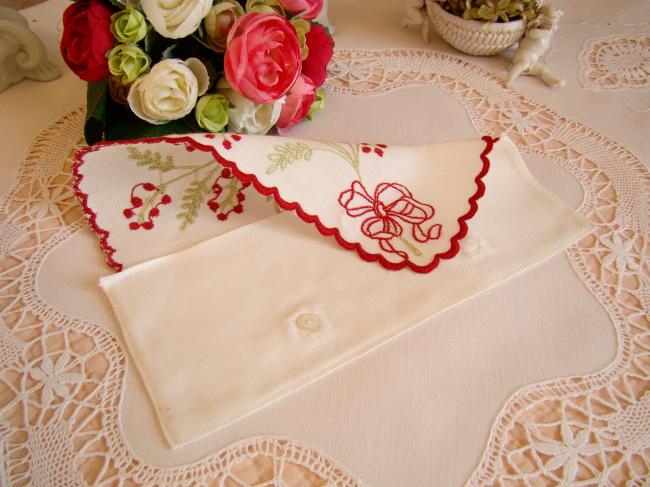 Charmante pochette range-serviette brodé de fleurs en broderie rouge