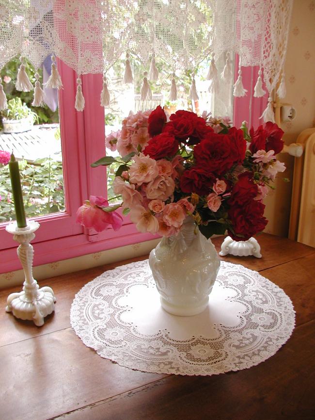 Ultra féminin centre de table rond en dentelle chimique et tulle rebrodé