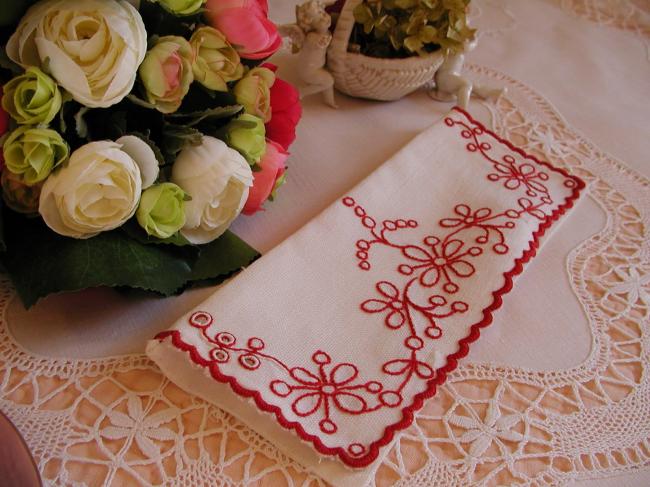 Gracieuse pochette range-serviette brodée de fleurs en broderie rouge