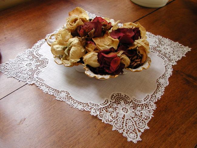 Splendid doily with very glamourous chemical lace 1900