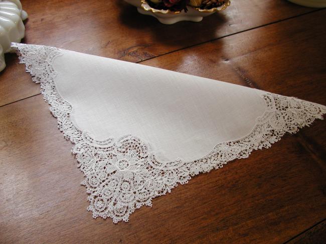 Splendid doily with very glamourous chemical lace 1900