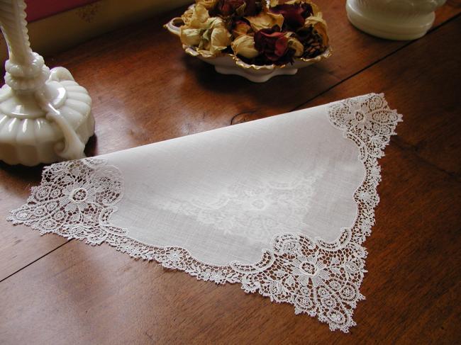 Splendid doily with very glamourous chemical lace 1900