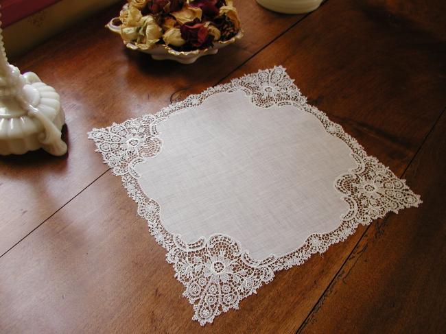 Splendid doily with very glamourous chemical lace 1900