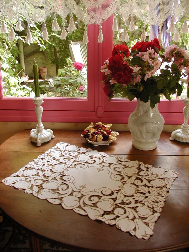 Coup de coeur pour ce superbe centre de table brodé de fruits à la Richelieu