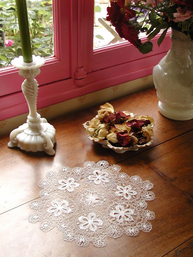 Superb round doily in white Nanduti lace