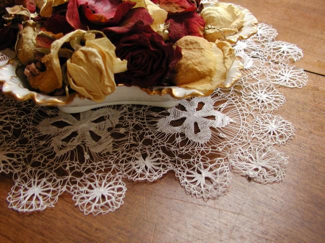 Superb round doily in white Nanduti lace