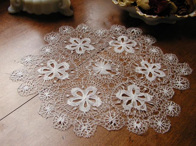 Superb round doily in white Nanduti lace