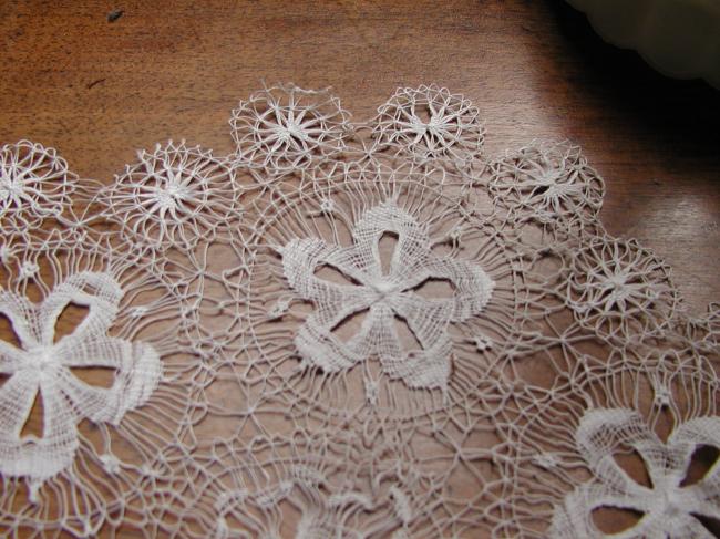 Superb round doily in white Nanduti lace