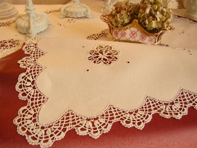 Superbe nappe en lin écru avec broderie et dentelle de Cluny 1920-30