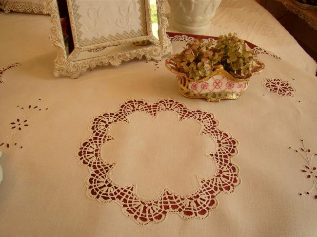 Superbe nappe en lin écru avec broderie et dentelle de Cluny 1920-30