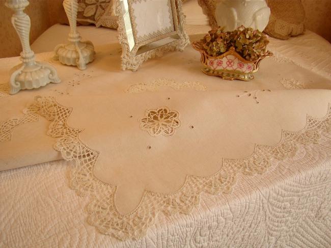 Superbe nappe en lin écru avec broderie et dentelle de Cluny 1920-30