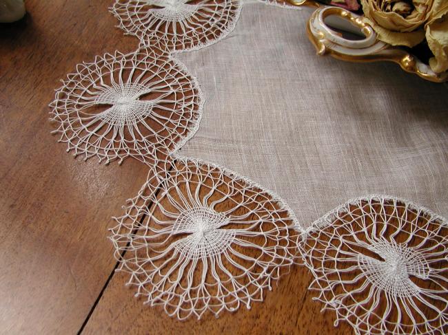 Superb star shape doily with linon part and Nanduti lace edging