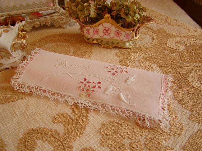 Adorable range-serviette brodé d'une branche de lilas à l'anglaise et dentelle