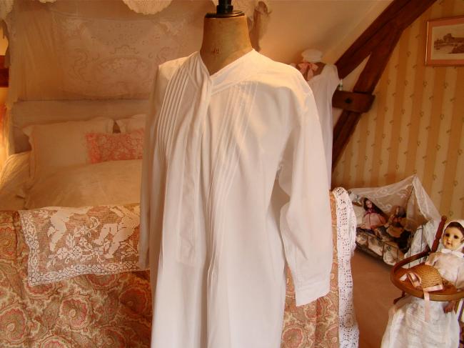 Jolie chemise de nuit en batiste de coton ornée de petits galons et plis