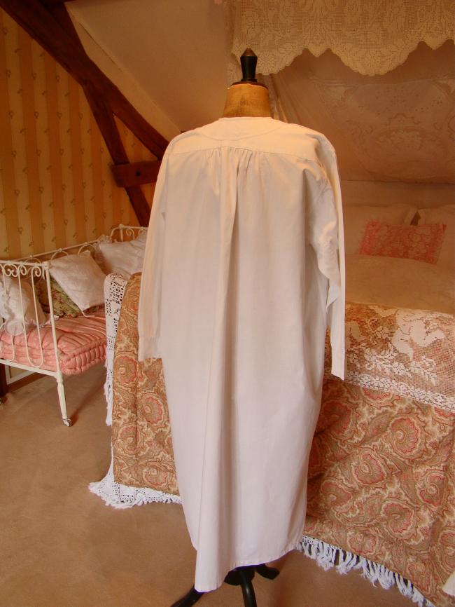 Jolie chemise de nuit en batiste de coton ornée de petits galons et plis