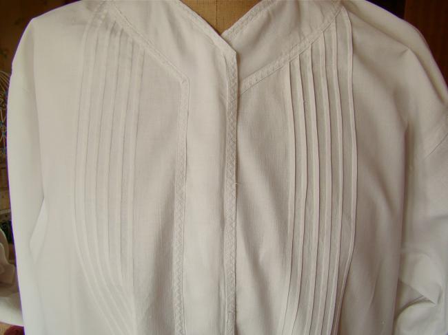 Jolie chemise de nuit en batiste de coton ornée de petits galons et plis