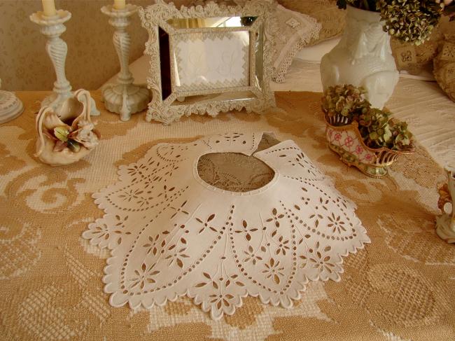 Merveilleux large col en lin avec une riche broderie ajourée de fleurs 1900