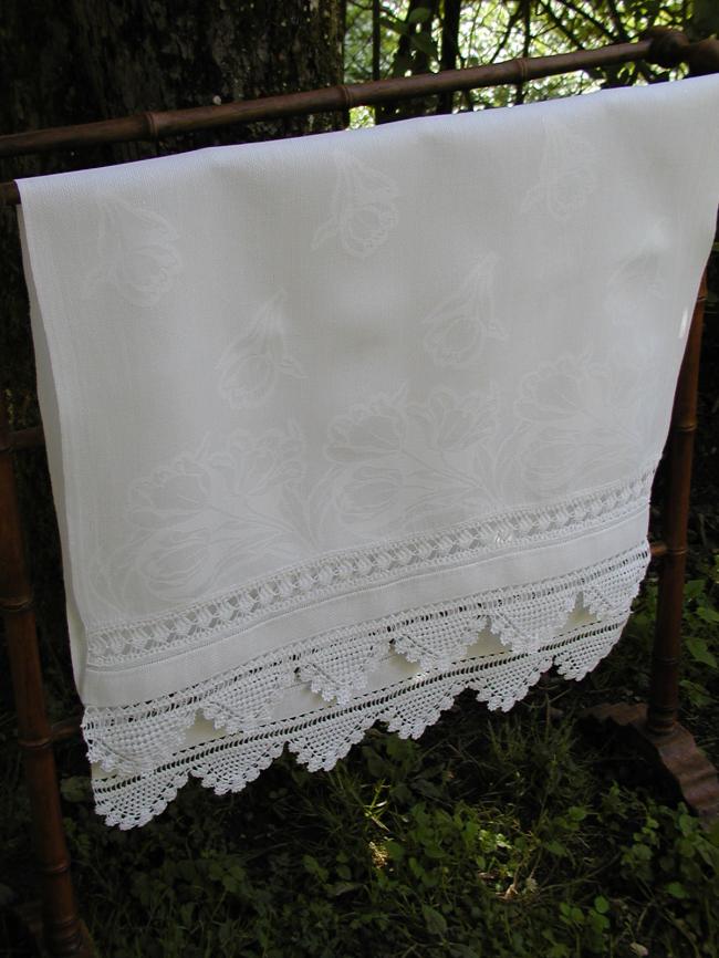 Wonderful vintage Bath towel with damask and crochet lace