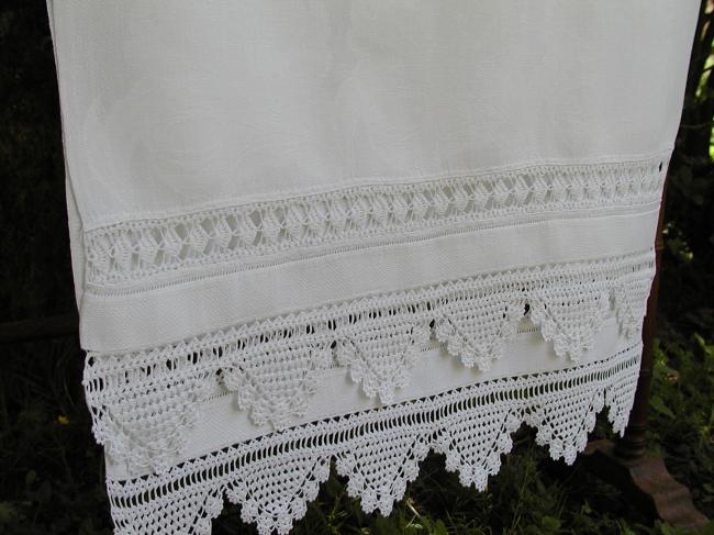 Wonderful vintage Bath towel with damask and crochet lace