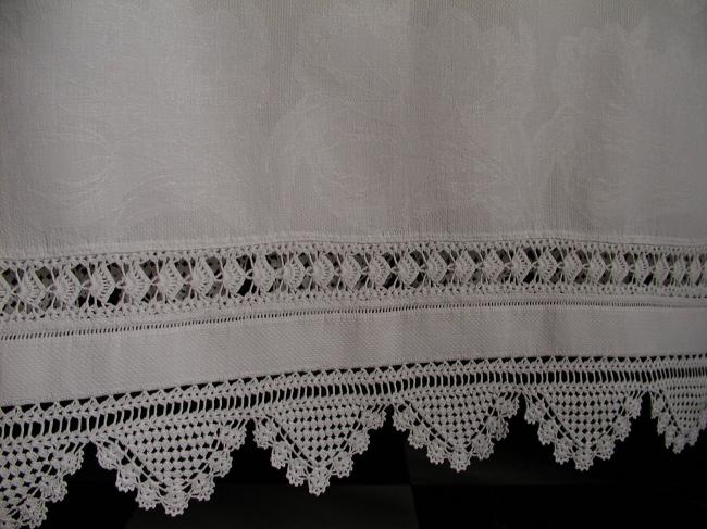 Wonderful vintage Bath towel with damask and crochet lace