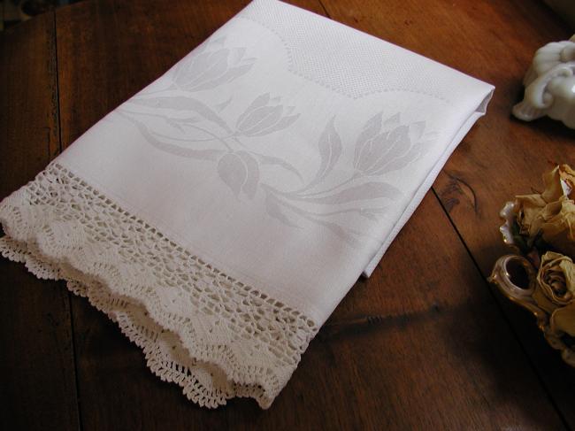 Superb vintage bath towel in damask with tulips and crochet lace edging