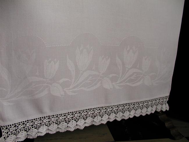 Superb vintage bath towel in damask with tulips and crochet lace edging